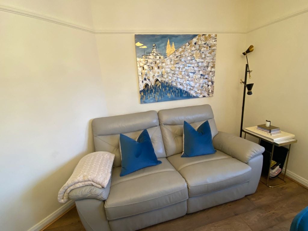 Flat Ossulton Way in Greater London