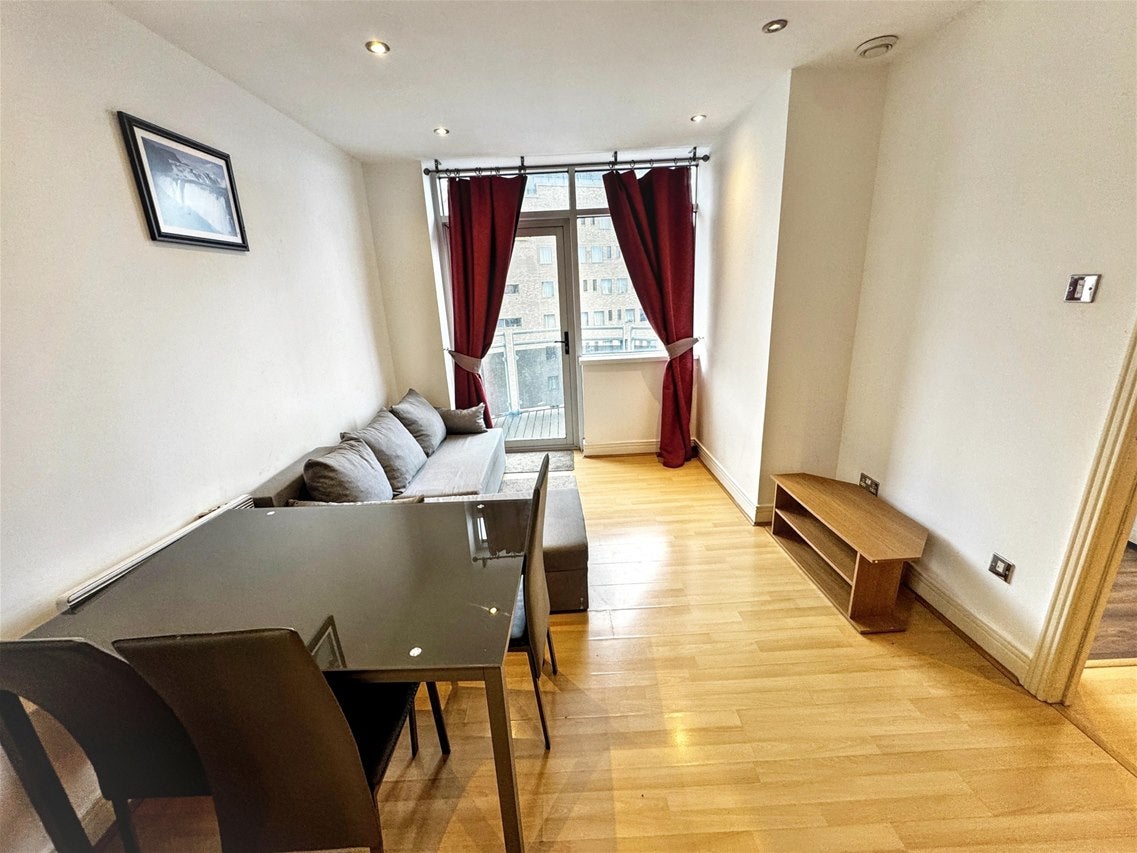 Flat Gerry Raffles Square in Greater London