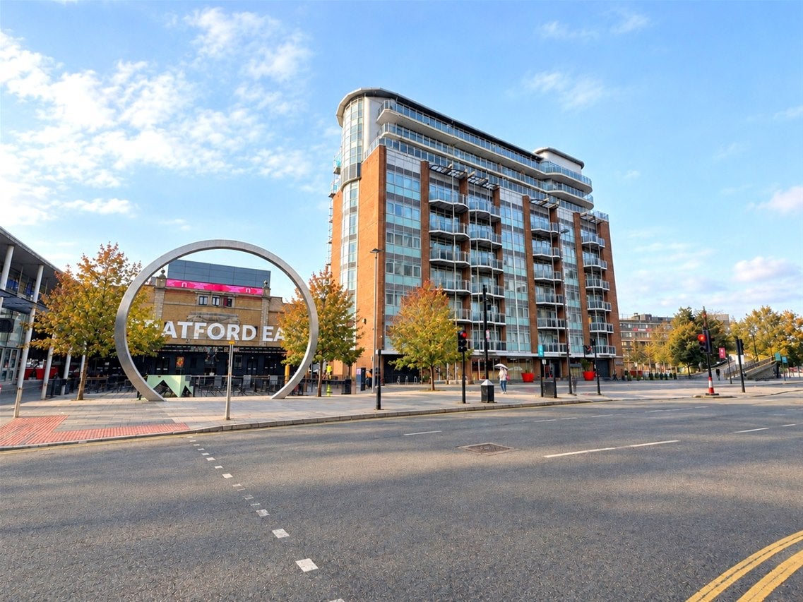 Flat Gerry Raffles Square in Greater London