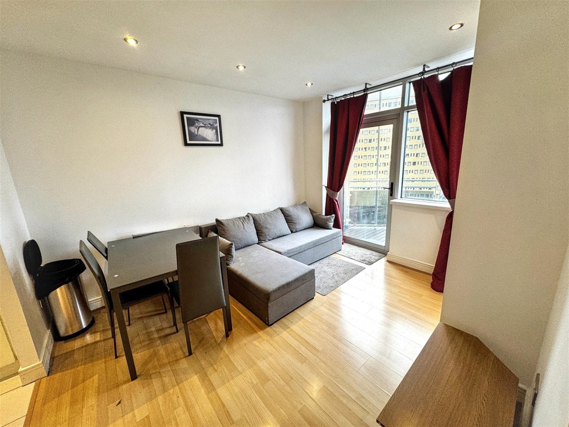 Flat Gerry Raffles Square in Greater London