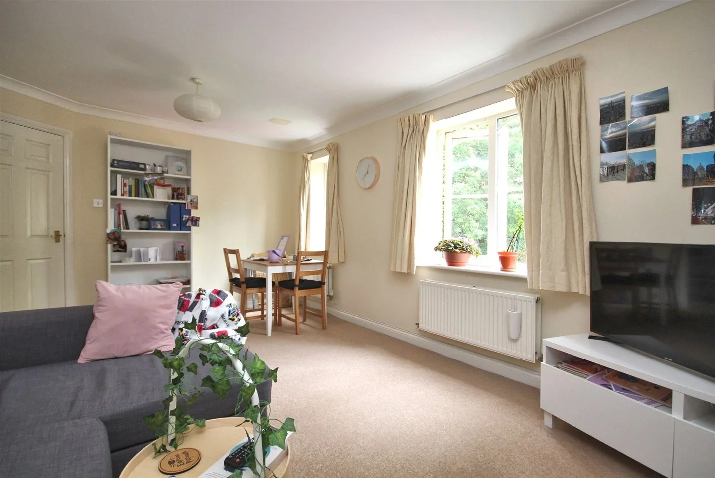 Flat Victoria Way in Woking