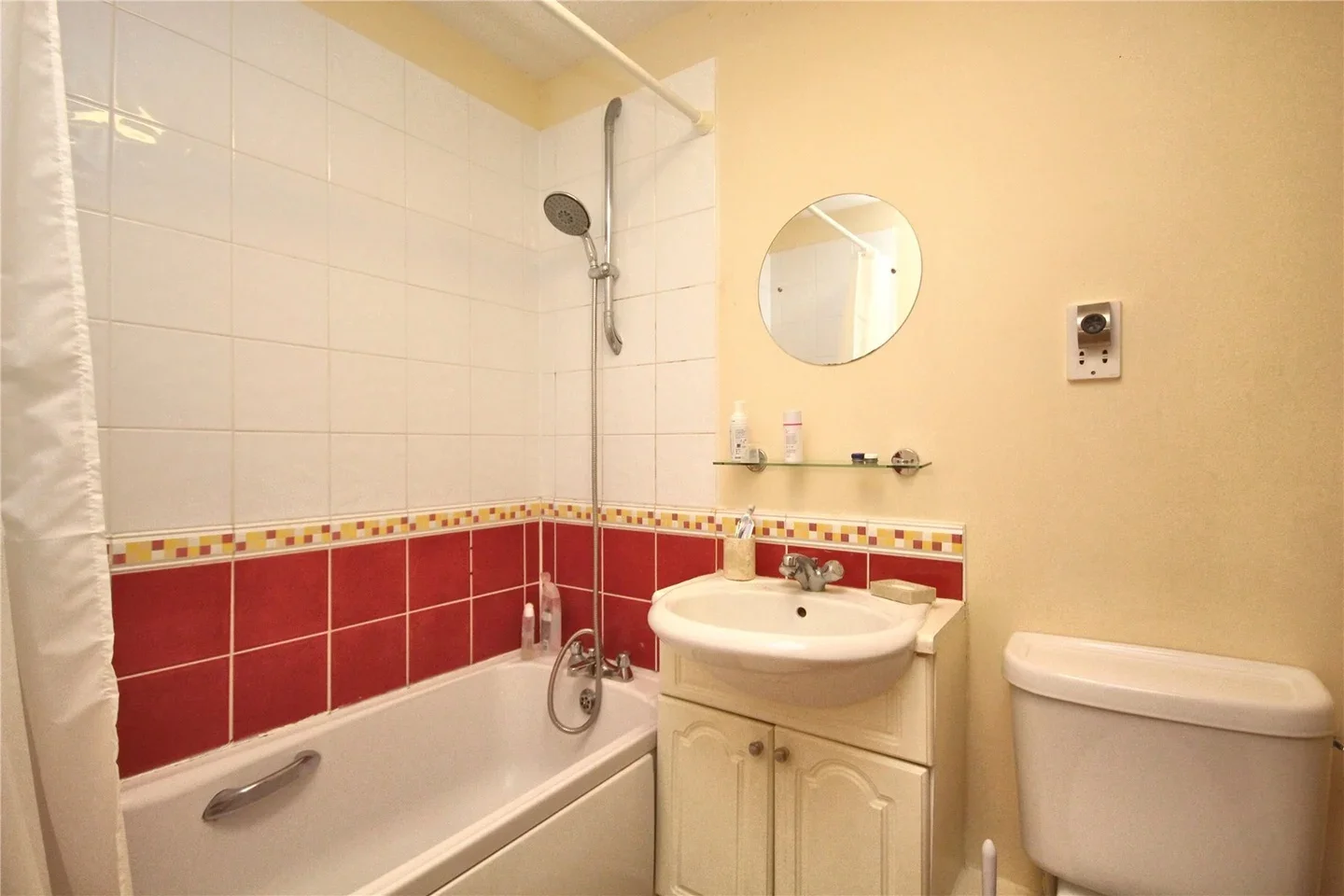 Flat Victoria Way in Woking