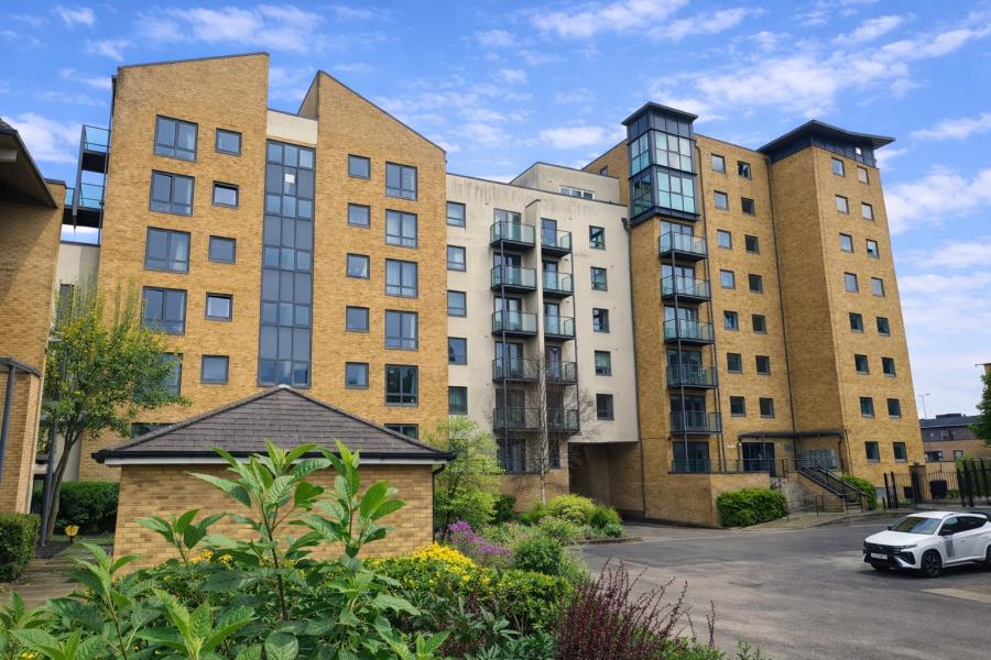 Flat Victoria Way in Woking