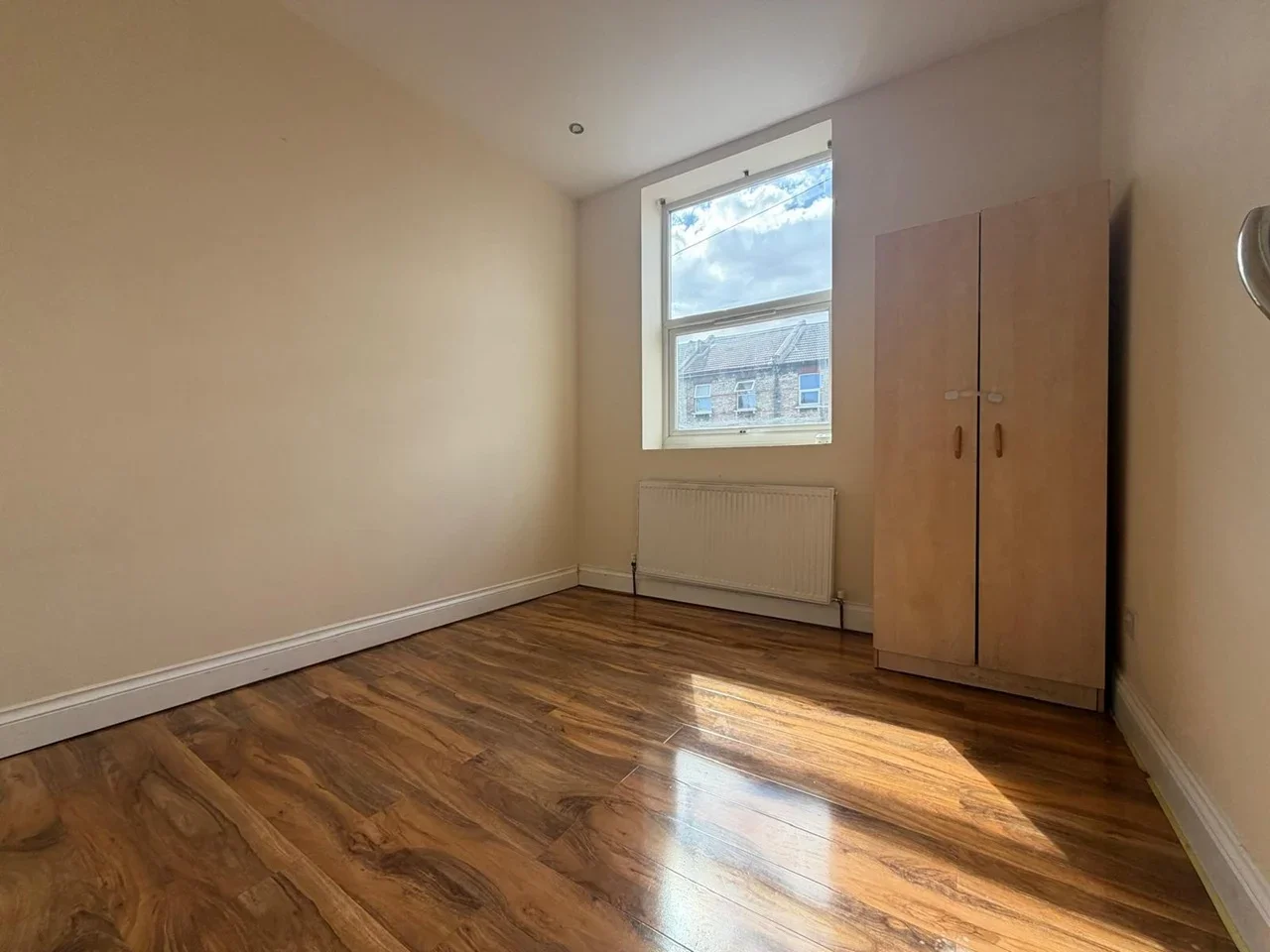 Flat Langthorne Road in Greater London
