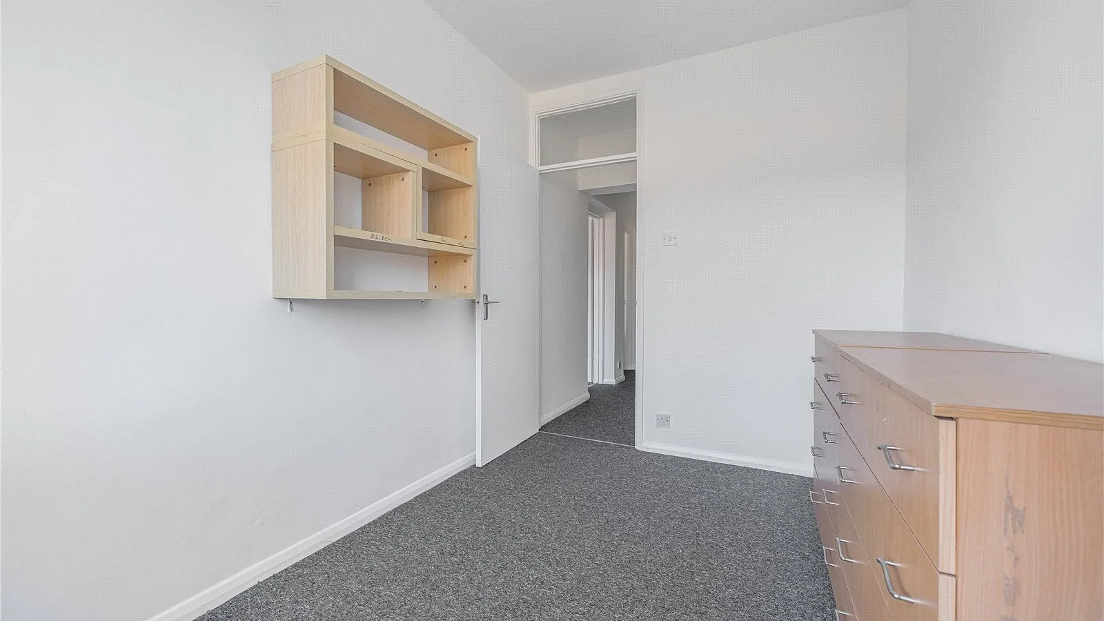 Flat Brownlow Road in Greater London