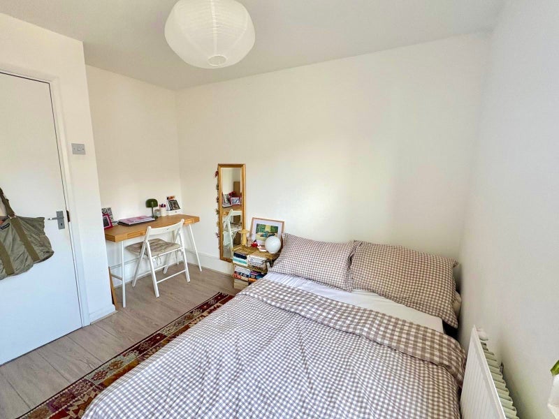 Room Hermitage Road in Greater London