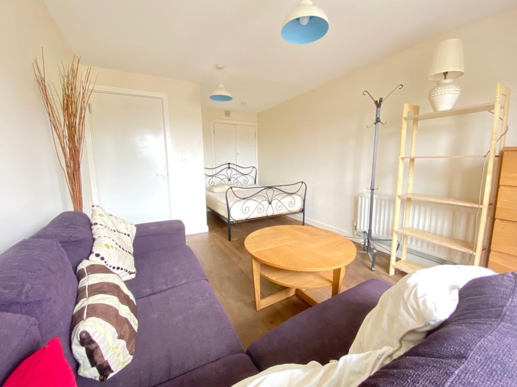 Flat Trahorn Close in Greater London