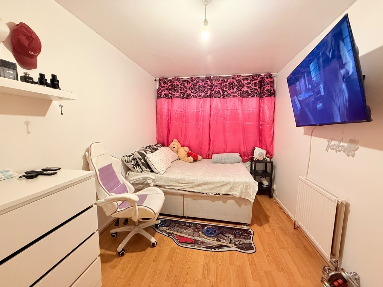 Room Smythe Street in Greater London