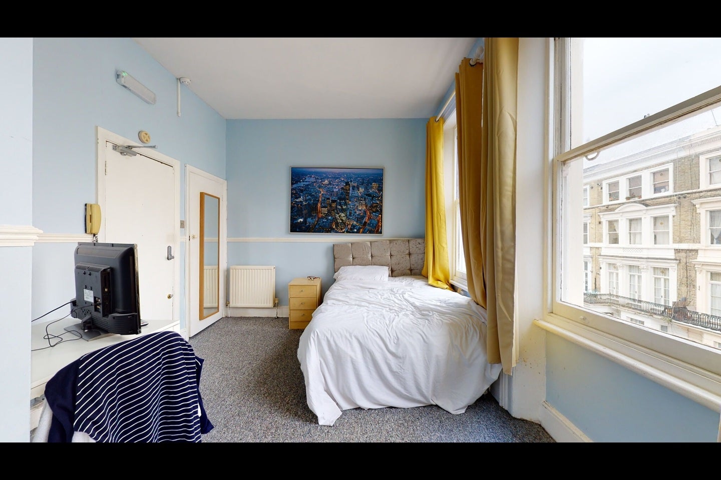Flat Castletown Road in Greater London