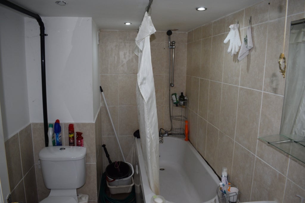 Flat Estcourt Avenue in Leeds