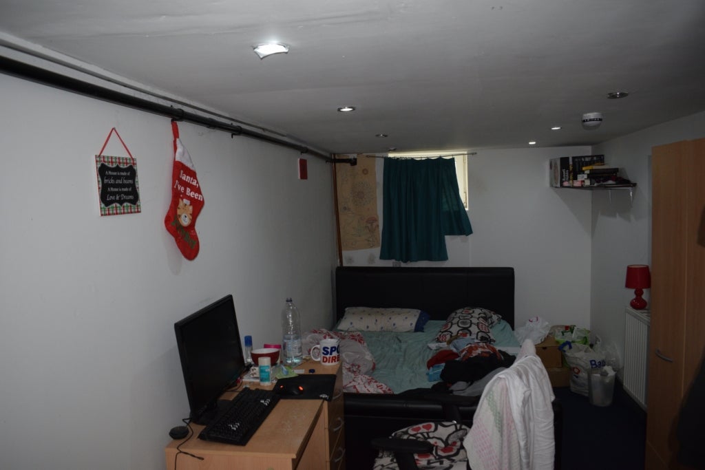 Flat Estcourt Avenue in Leeds