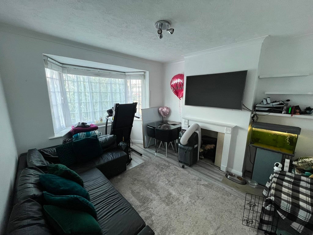 Flat Bridge Close in Greater London