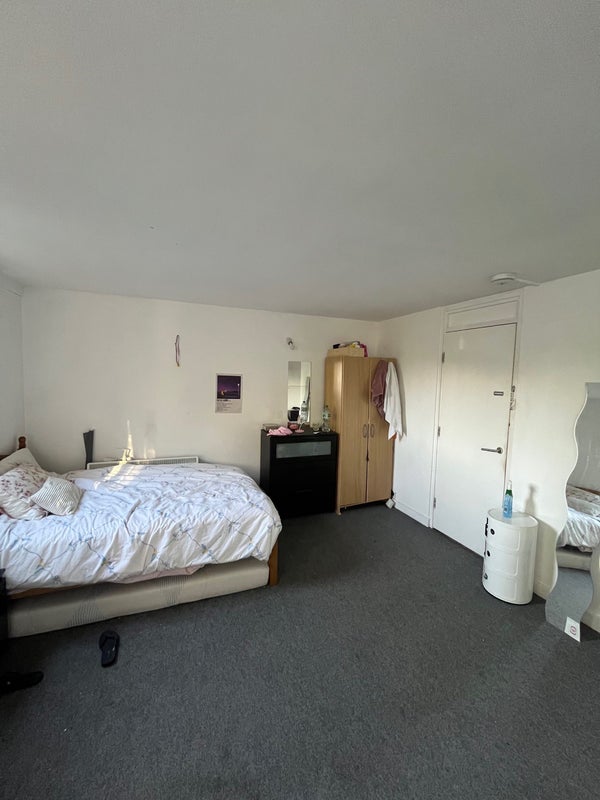 Room Bakersfield in Greater London