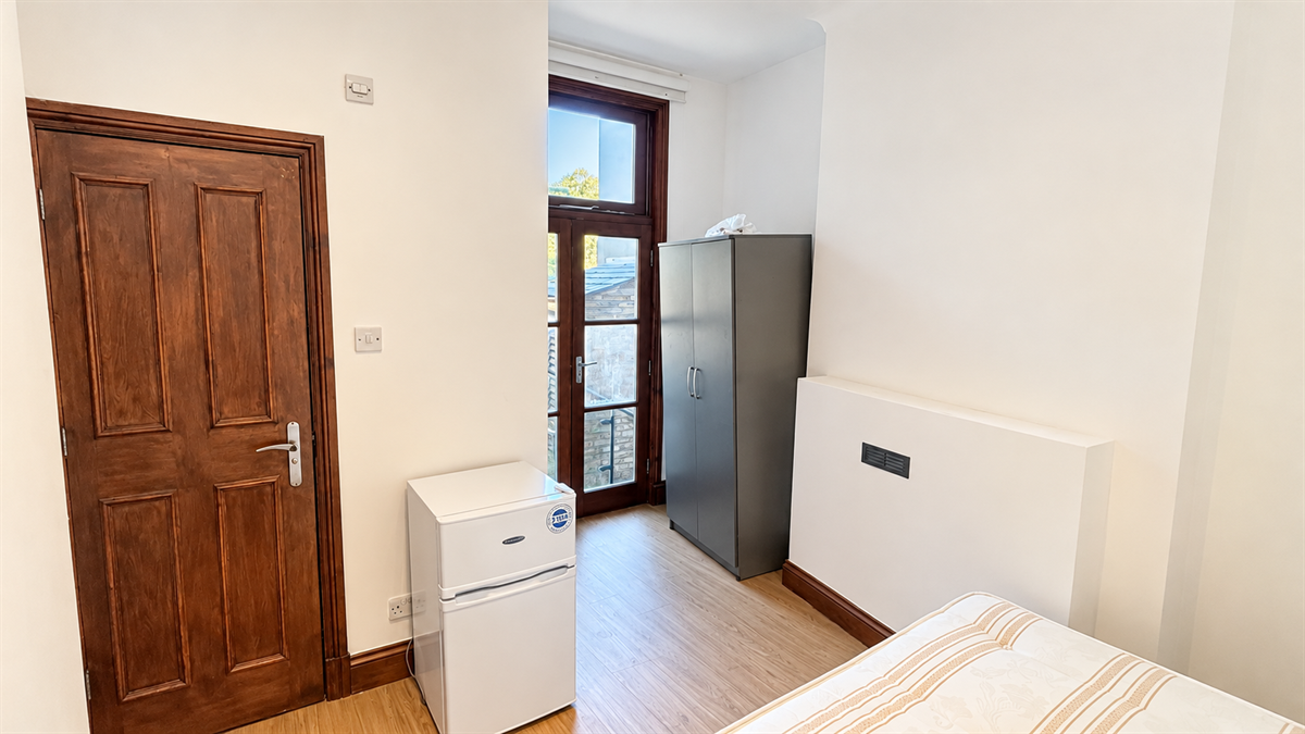 Room Harpenden Road in London