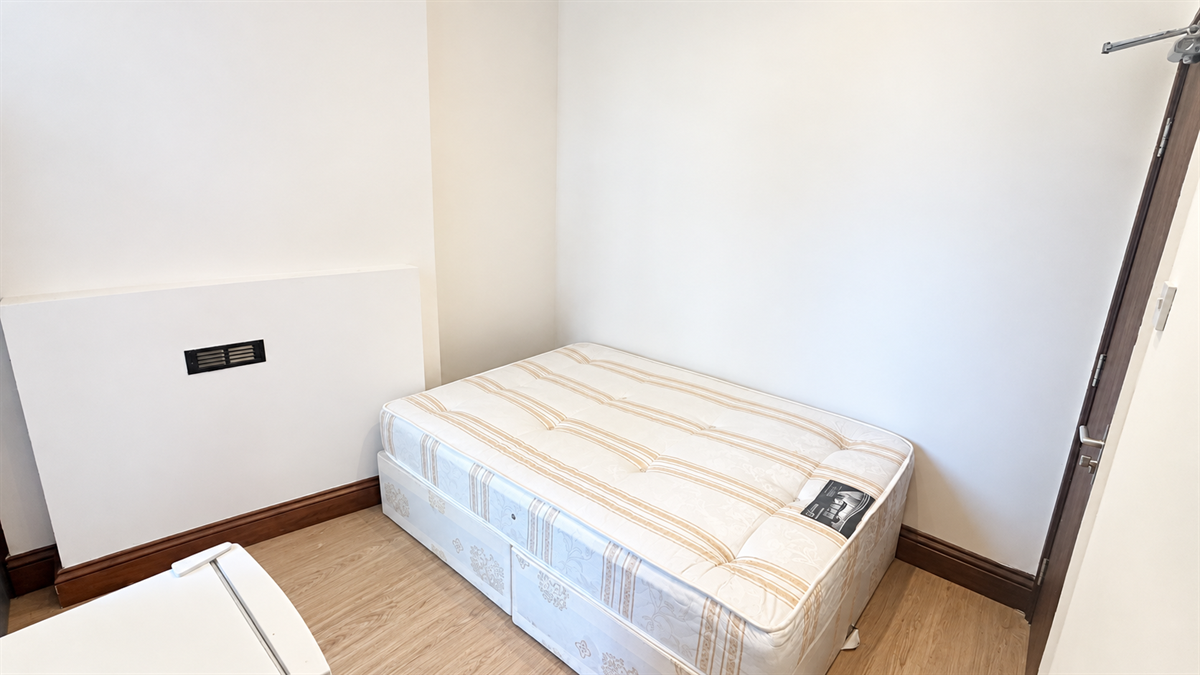 Room Harpenden Road in London