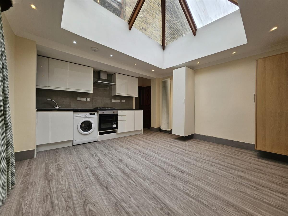 Room Harpenden Road in London