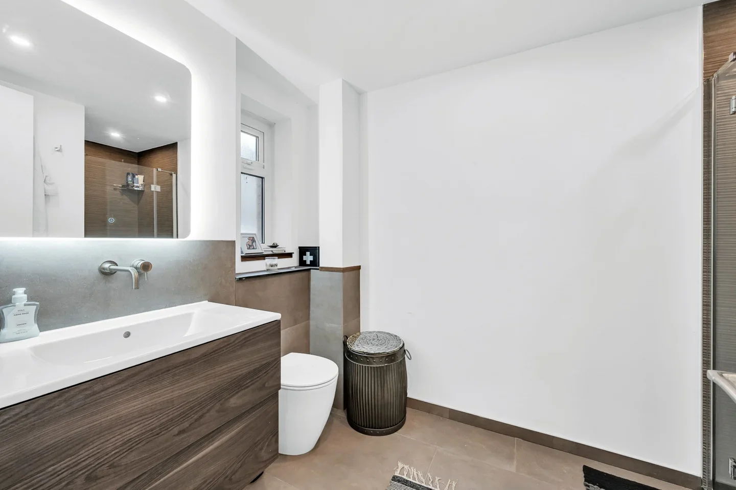 Flat Buckingham Close in Greater London