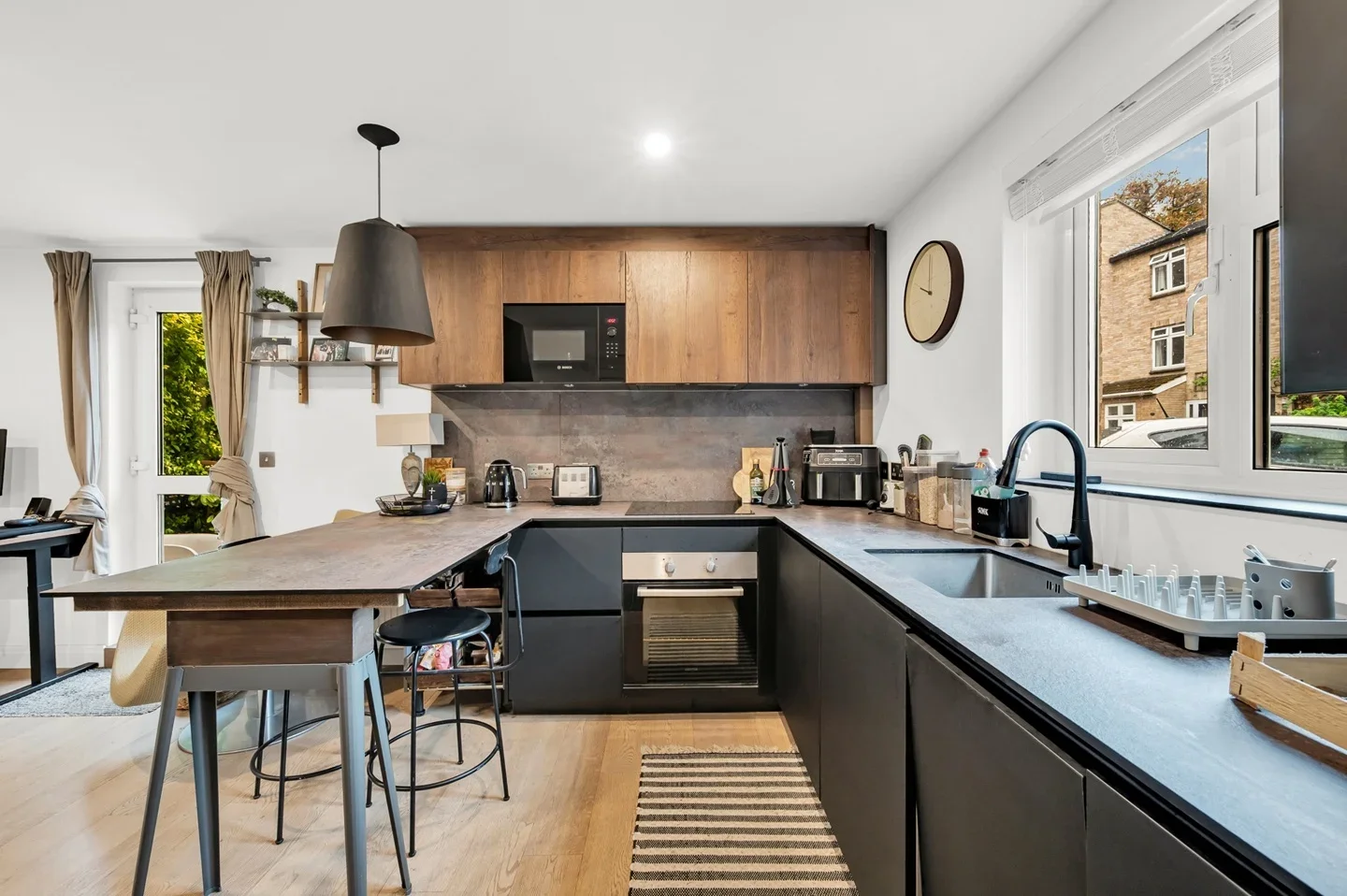 Flat Buckingham Close in Greater London