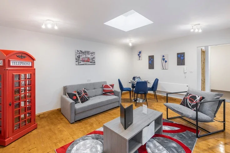 Flat Woodstock Road in Greater London
