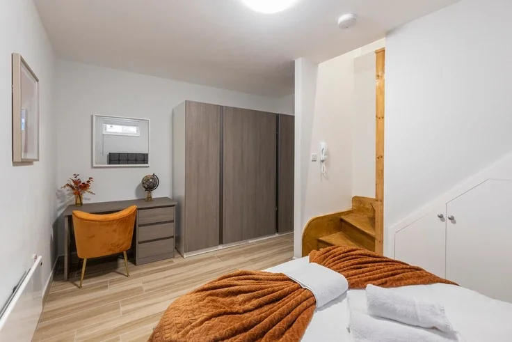 Flat Woodstock Road in Greater London