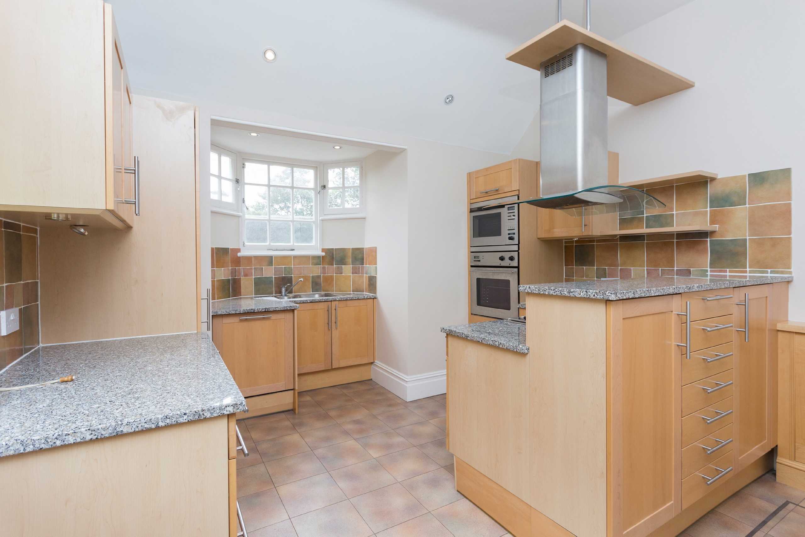 Flat Wimbledon Hill Road in Greater London