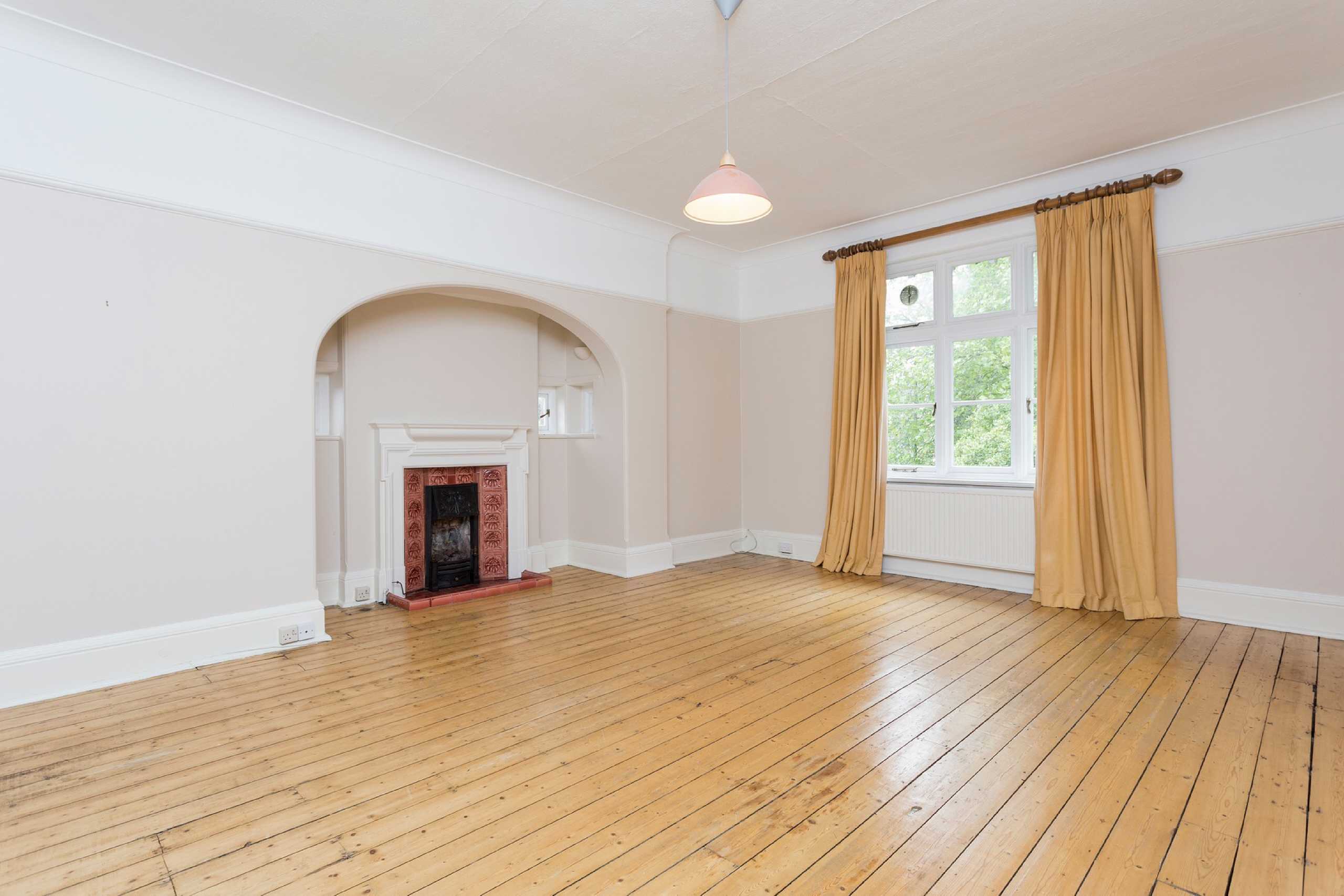 Flat Wimbledon Hill Road in Greater London