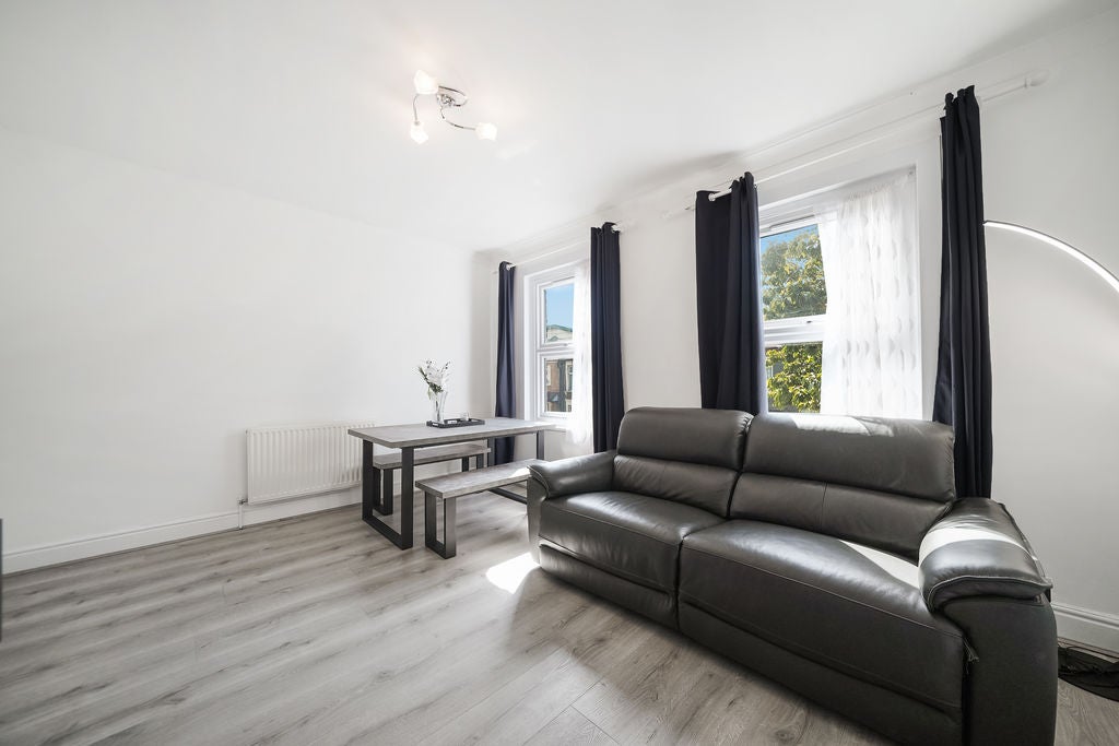 Flat Park Grove in Greater London