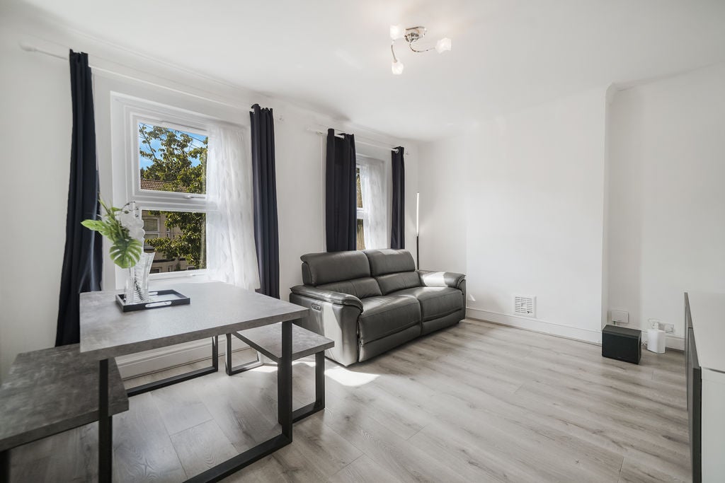 Flat Park Grove in Greater London