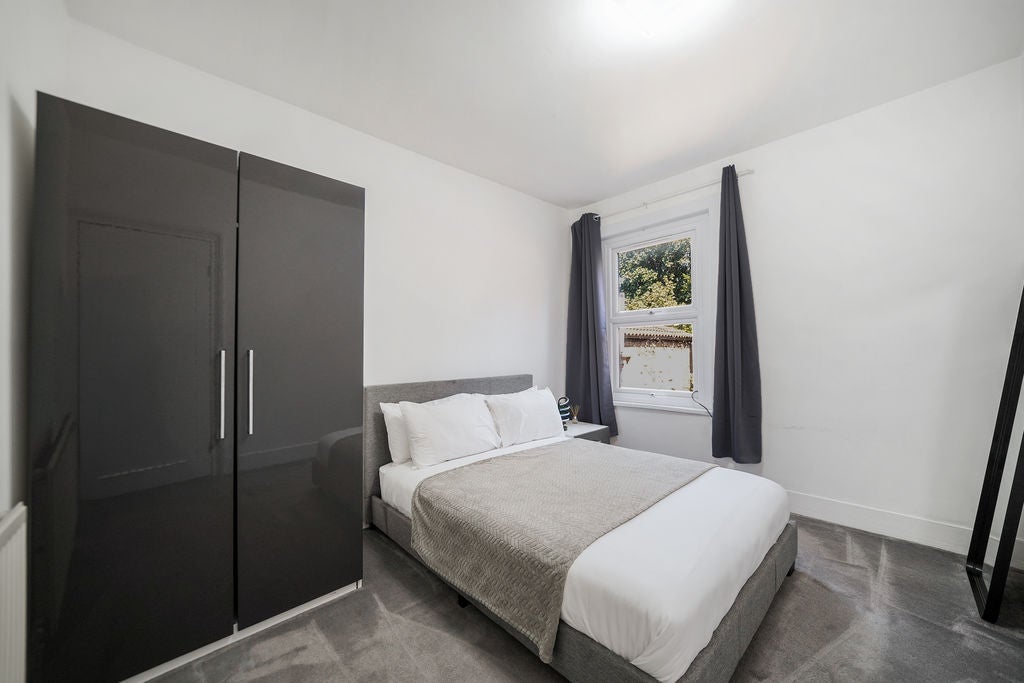 Flat Park Grove in Greater London