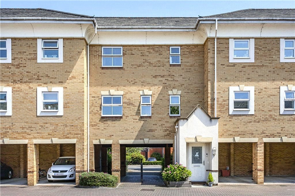 Flat International Way in Sunbury-on-Thames