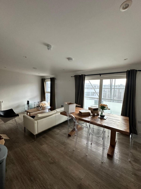 Room Clapham Road in Greater London