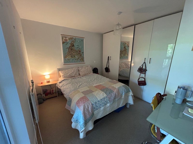 Room Clapham Road in Greater London