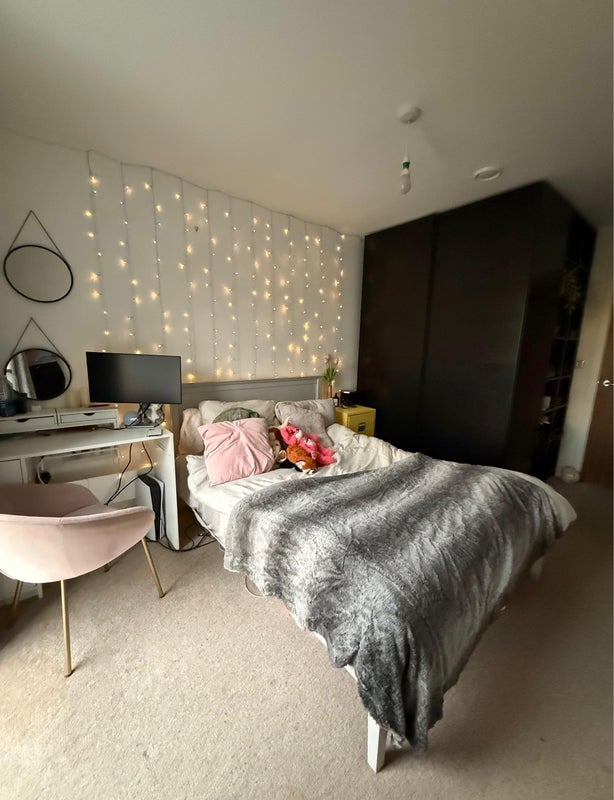 Room Clapham Road in Greater London