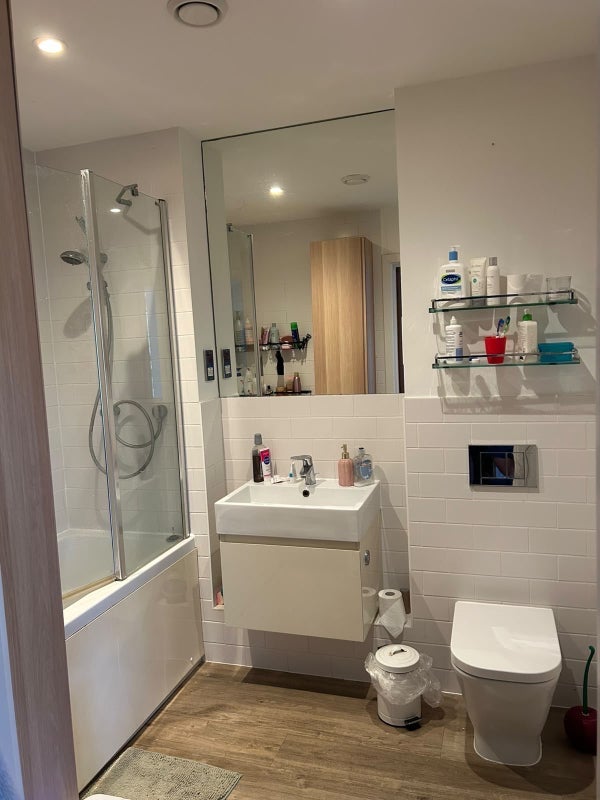 Room Clapham Road in Greater London