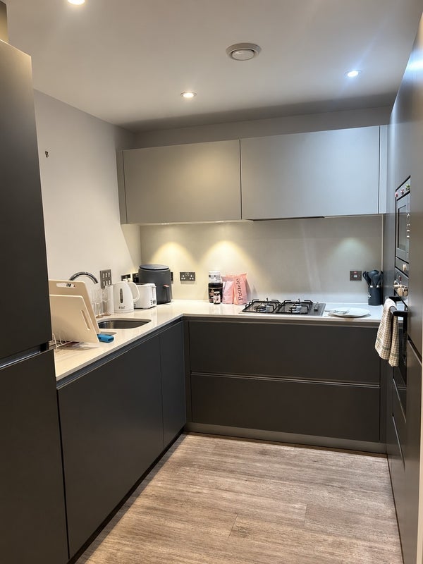 Room Clapham Road in Greater London