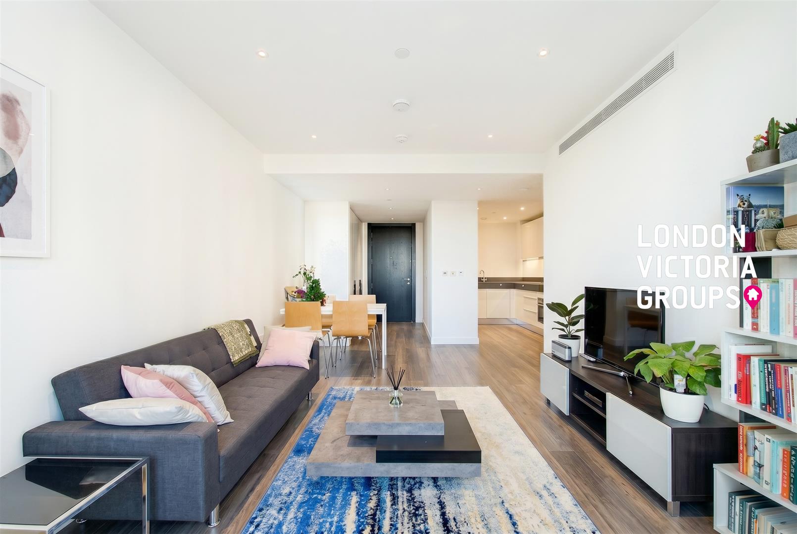 Flat Piazza Walk in Greater London