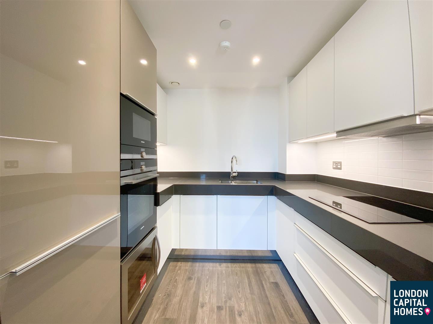 Flat Piazza Walk in Greater London