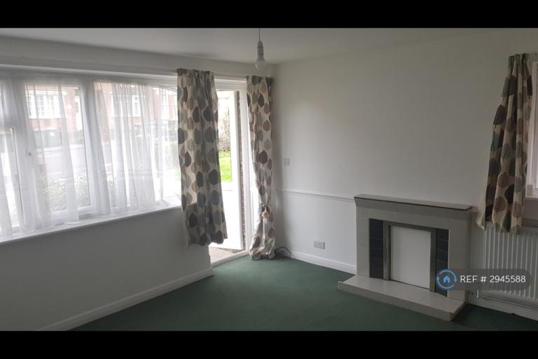 Flat Woodside Road in Southampton