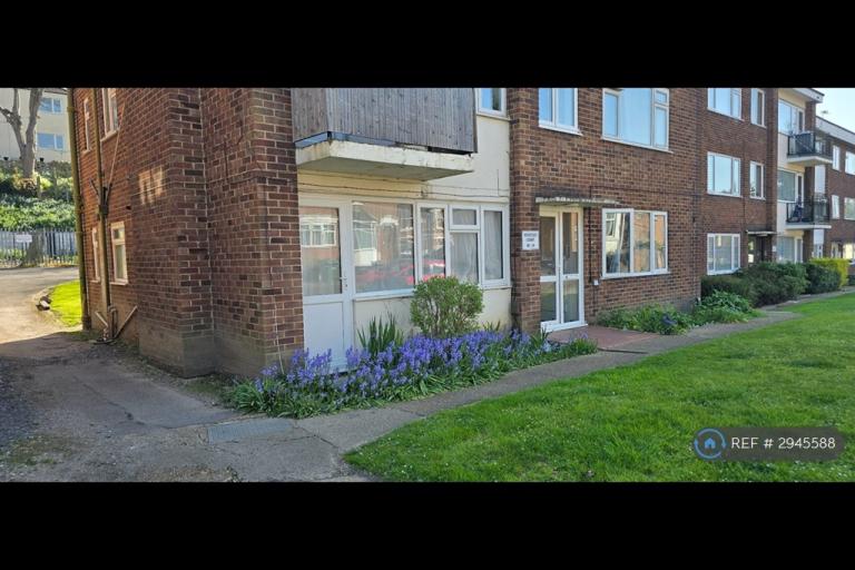 Flat Woodside Road in Southampton