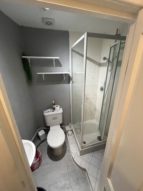 Room West Green Road in Greater London