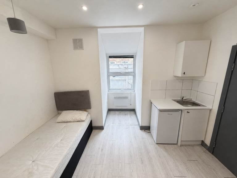 Flat Harcourt Road in Greater London