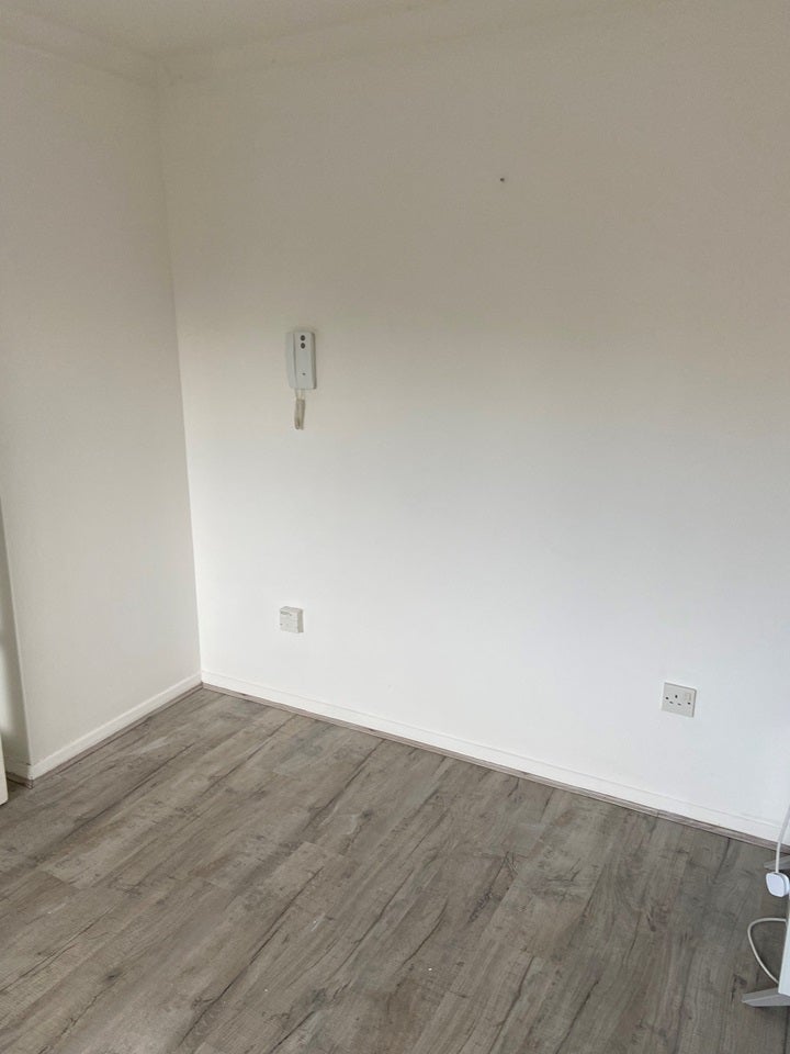 Flat Fenman Gardens in Greater London