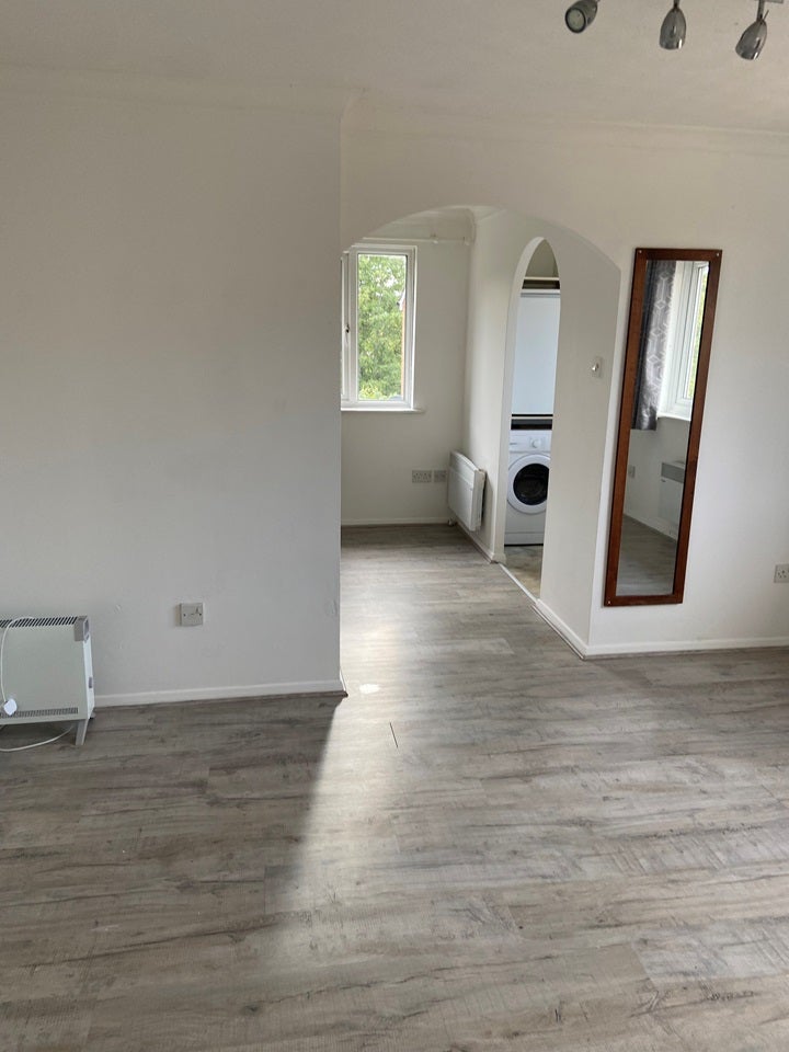 Flat Fenman Gardens in Greater London