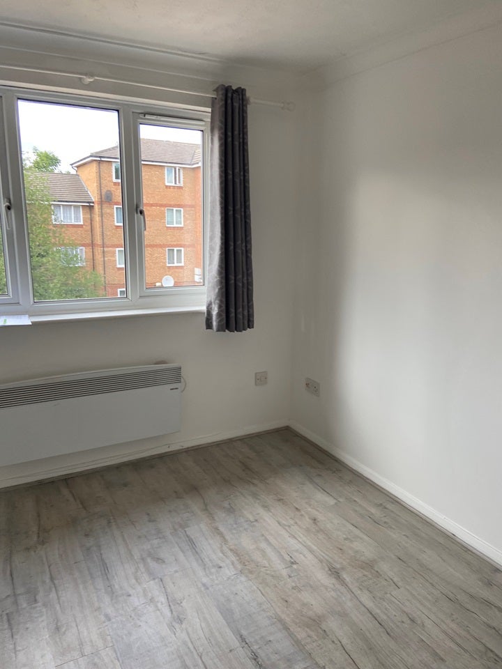Flat Fenman Gardens in Greater London