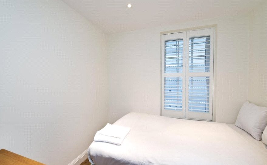 Flat Lupus Street in City of Westminster
