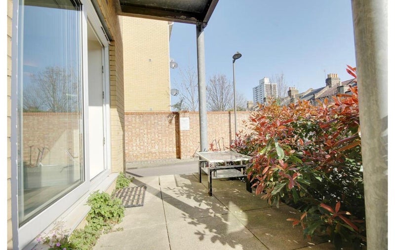 Room Flint Close in Greater London