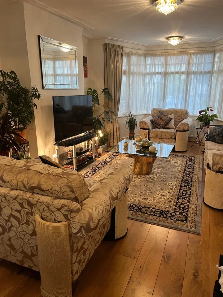Room Mayfield Avenue in Greater London