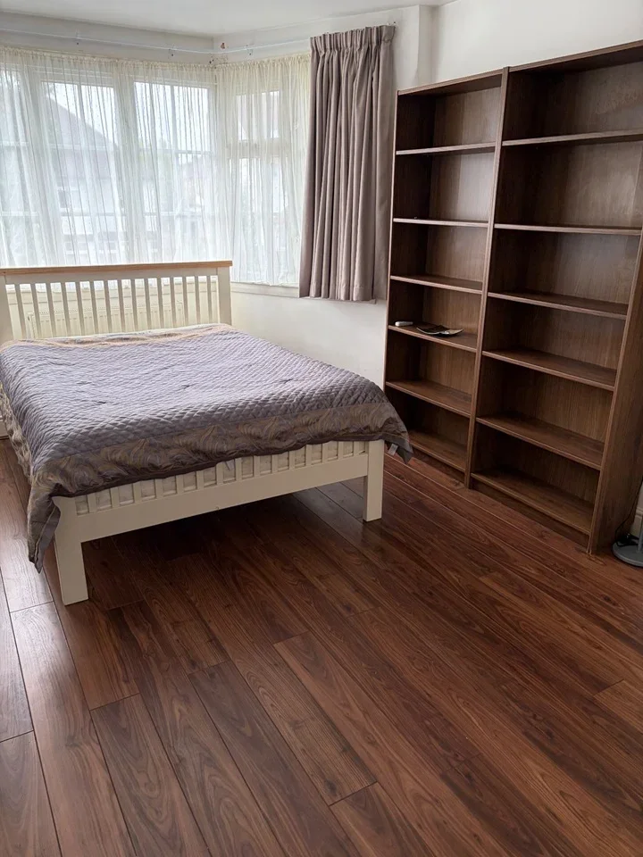 Room Mayfield Avenue in Greater London