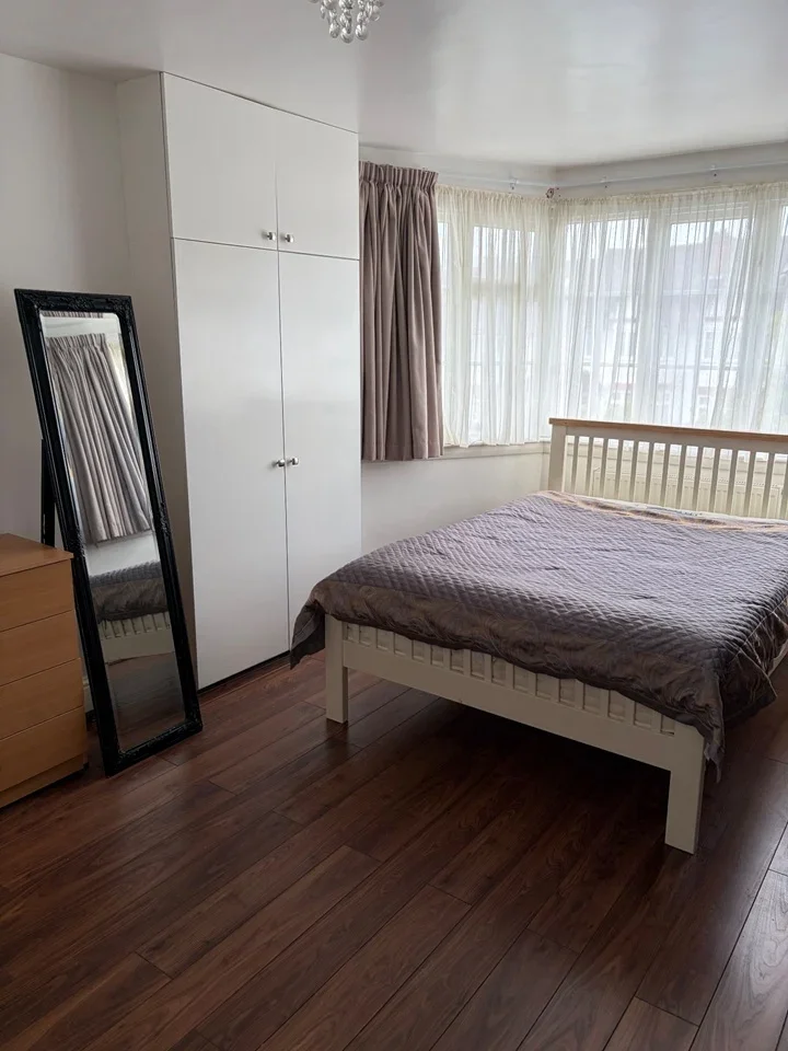 Room Mayfield Avenue in Greater London