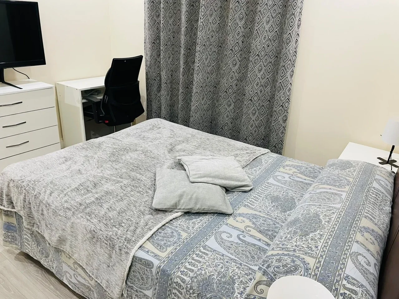 Room Greenford Road in Greater London